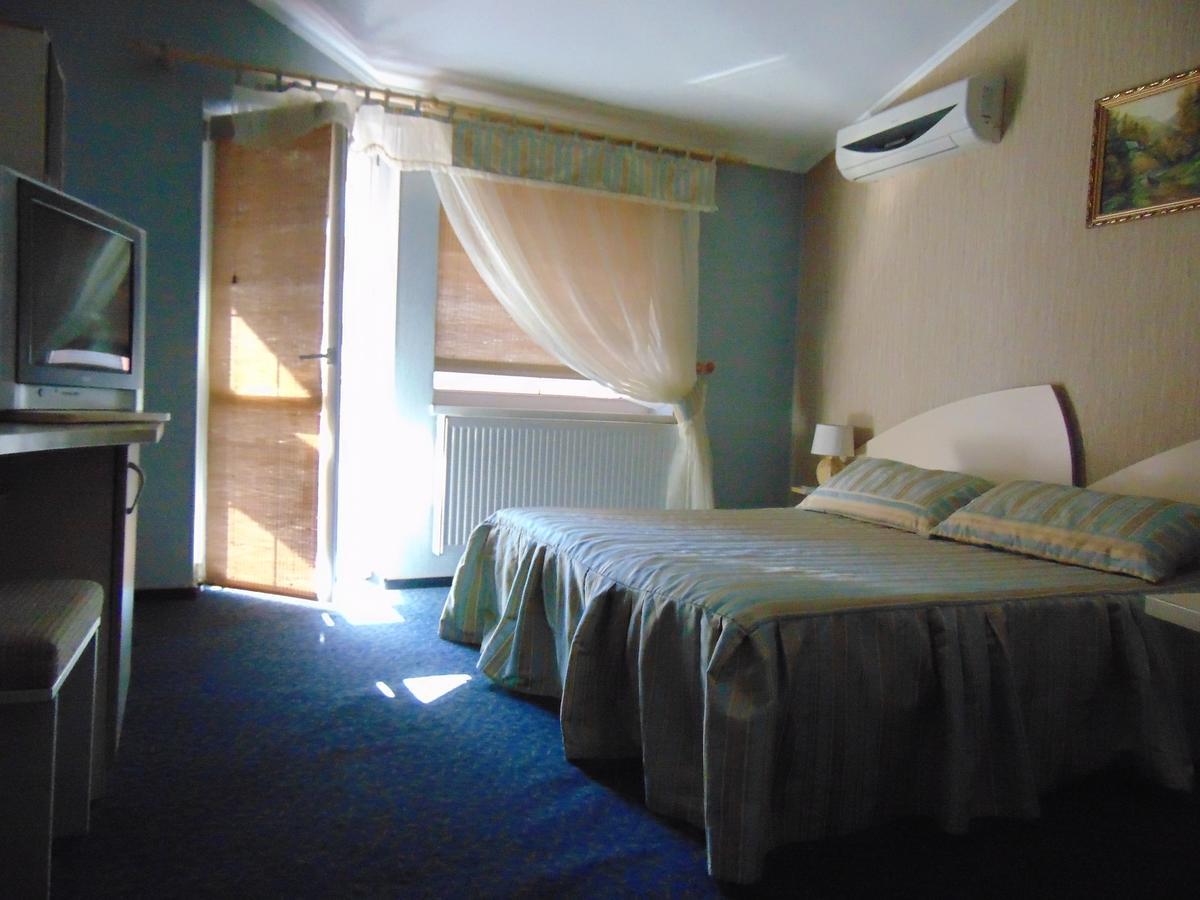 Hotel Serpanok Tyachiv ภายนอก รูปภาพ